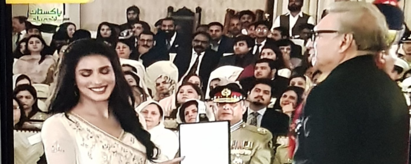 Mehvish Hayat Receiving Civil award