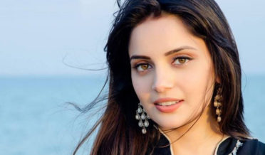 Armeena Khan Kashmir issue