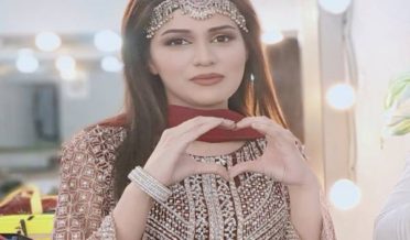 khatoon anchor ka libaas social media par viral