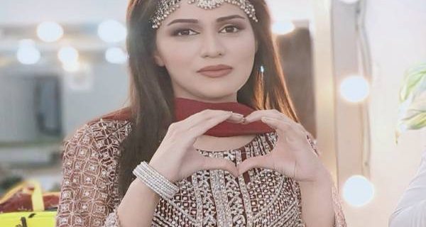 khatoon anchor ka libaas social media par viral