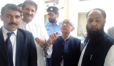 maroof column nawis se naarwa salook ko aik saal mukammal