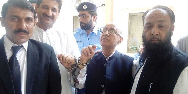 maroof column nawis se naarwa salook ko aik saal mukammal
