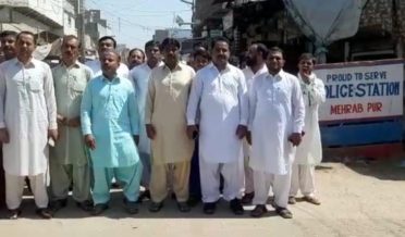 muqadmaat ke khilaaf sahafi biradri thaane ke saamne sarapa ahtejaaj