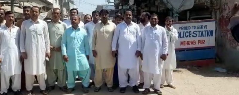 muqadmaat ke khilaaf sahafi biradri thaane ke saamne sarapa ahtejaaj