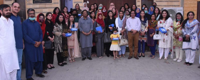 press club ki khawateen arakeen sahafion ke aezaaz mein takreeb award