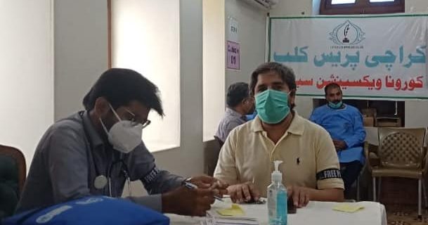 press club mein vaccine lagwane keliye sahafion ka rash