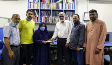 marhoom photo journalist ki walida keliye das lakh ka cheque