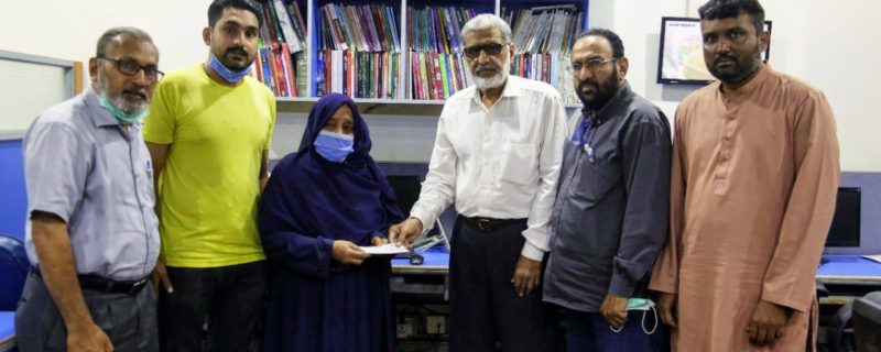 marhoom photo journalist ki walida keliye das lakh ka cheque