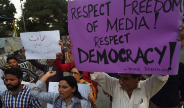 islamabad mein sahafion ka dharna jaari