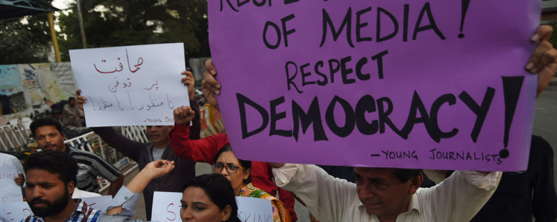 islamabad mein sahafion ka dharna jaari