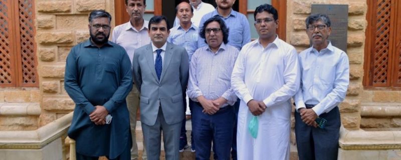 commissioner karachi press club pohonch gye