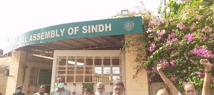 sindh assembly ke bahir nawae waqt ke bartaraf mulazimeen ka ehtejaaj