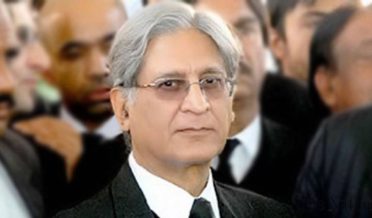 sahafi ko tahaffuz milna chahiye | Aetzaz Ahsan