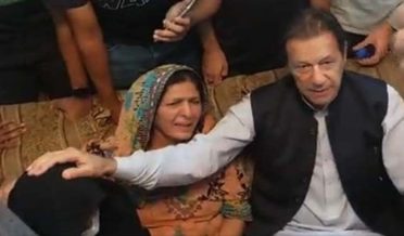 khatoon reporter ke ghar kaptaan ki aamad sahafio se phir badsuluki