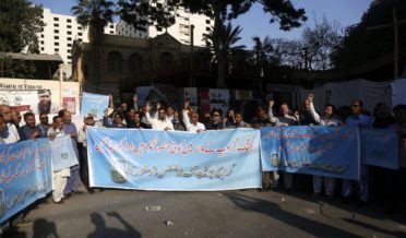 tankhuahein na dene par jang building ke gheraon ki dhamki