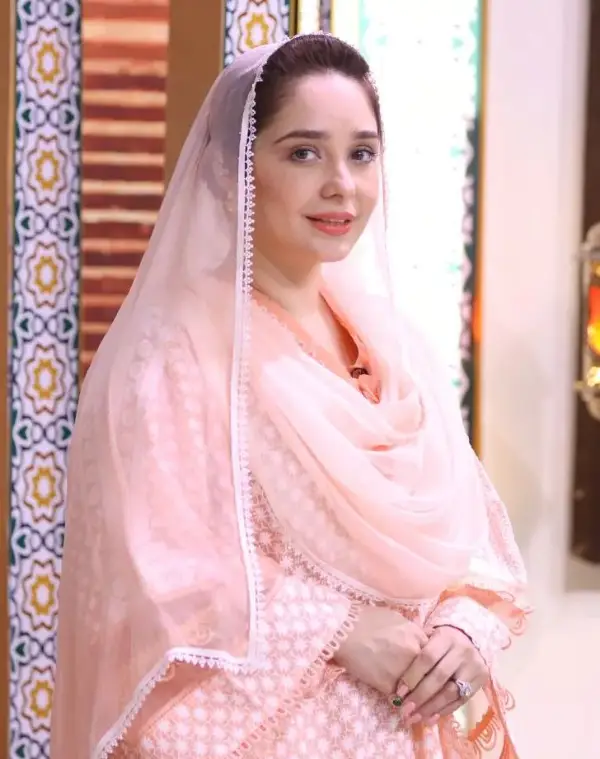 juggan kazim ptv ki mehengi tareen anchor