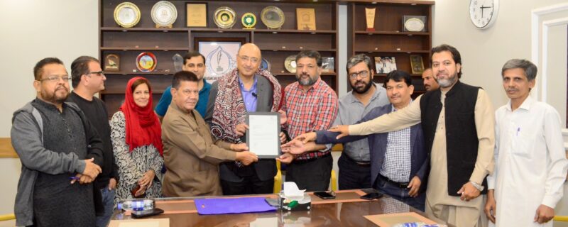 karachi press club ki janib se ahmed chinoy ki aezazi membership