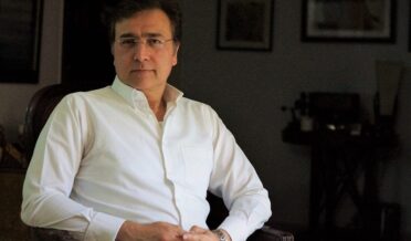 anchor person moeed pirzada ke khilaaf muqadma darj