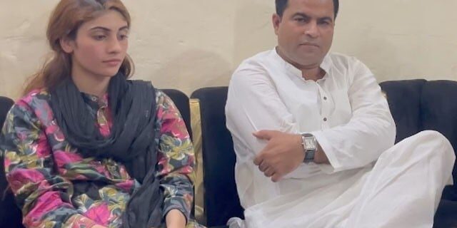 hadsay ke waqt dania car mein naahi thi