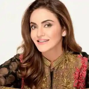 فیشن ڈیزائنر سے انٹرویو پر نادیہ خان تنقید کا نشانہ۔۔۔۔