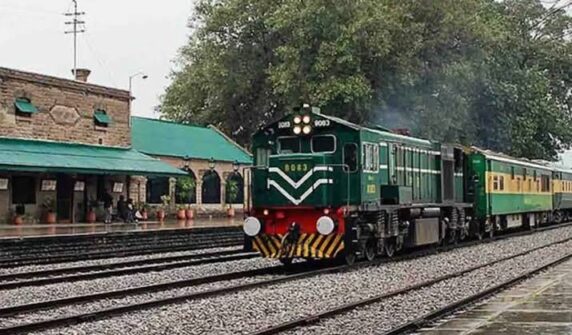 پرائیویٹ ٹرینوں میں بھی صحافیوں کو رعایت دینے کا اعلان۔۔۔