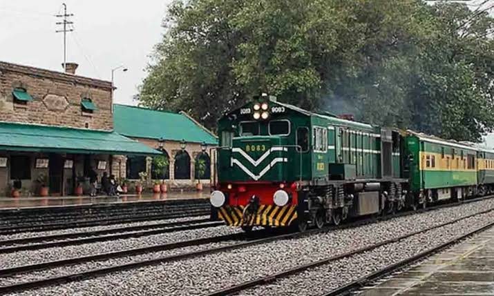 پرائیویٹ ٹرینوں میں بھی صحافیوں کو رعایت دینے کا اعلان۔۔۔